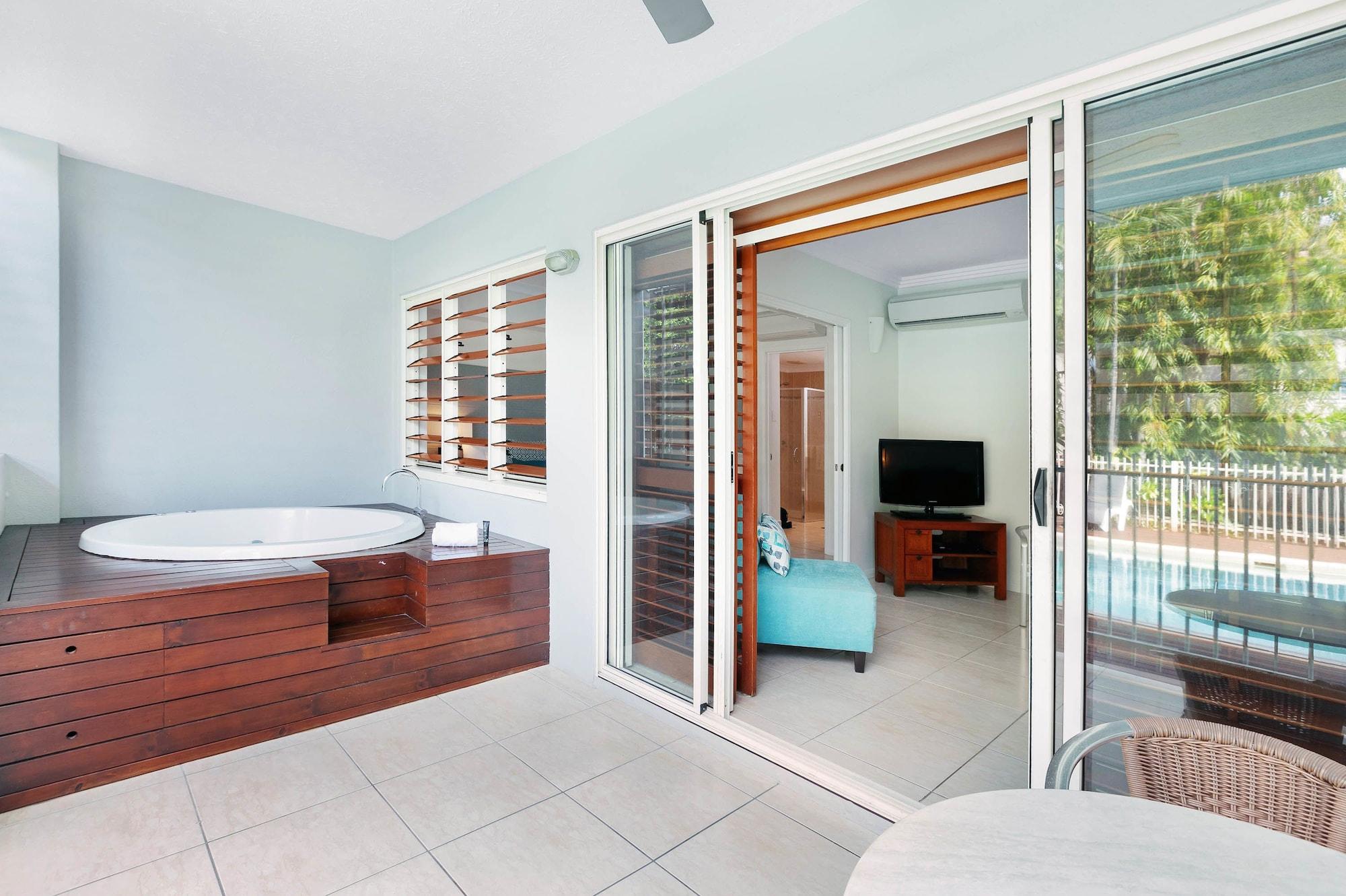 Mantra Aqueous On Port Aparthotel Port Douglas Bagian luar foto