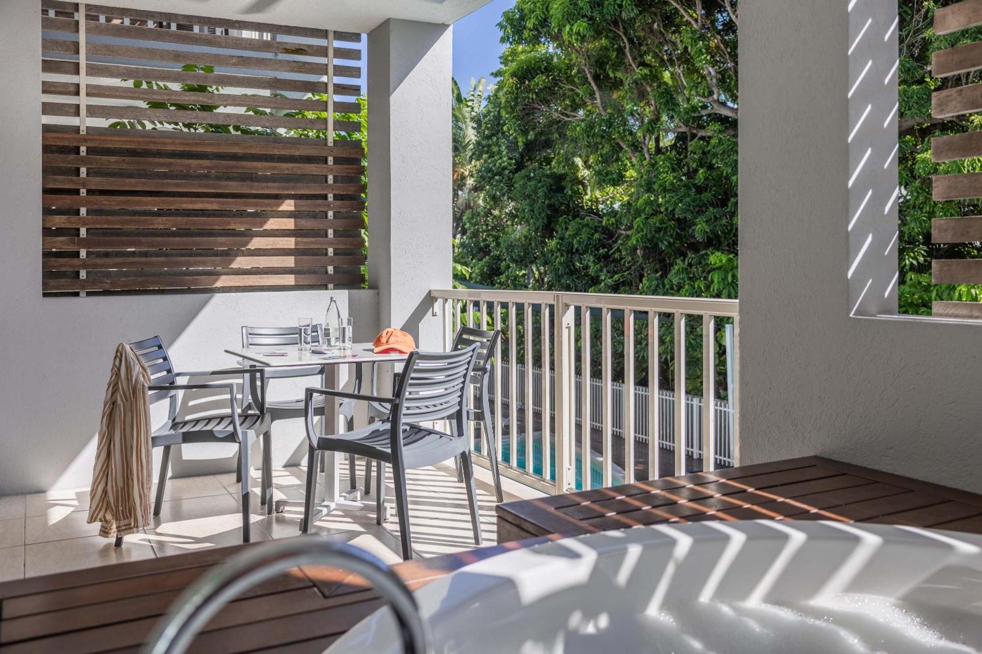 Mantra Aqueous On Port Aparthotel Port Douglas Bagian luar foto
