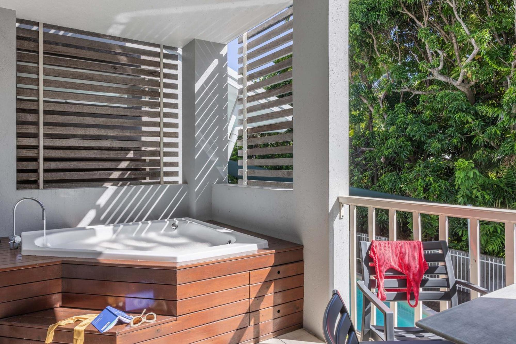 Mantra Aqueous On Port Aparthotel Port Douglas Bagian luar foto
